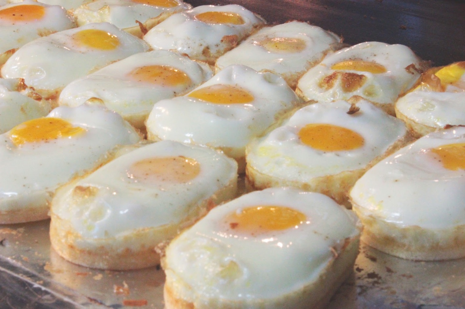 Хлеб в яйце в духовке рецепт. Яичные булочки. Булочка с яйцом. Яичный хлеб. Корейский хлеб с яйцом.